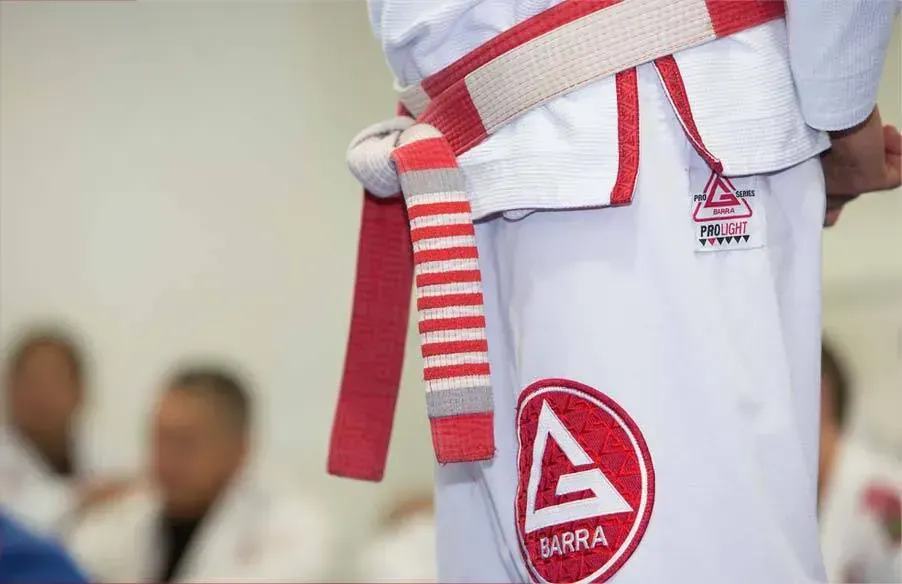 Detalle de kimono blanco con cinturón Gracie Barra