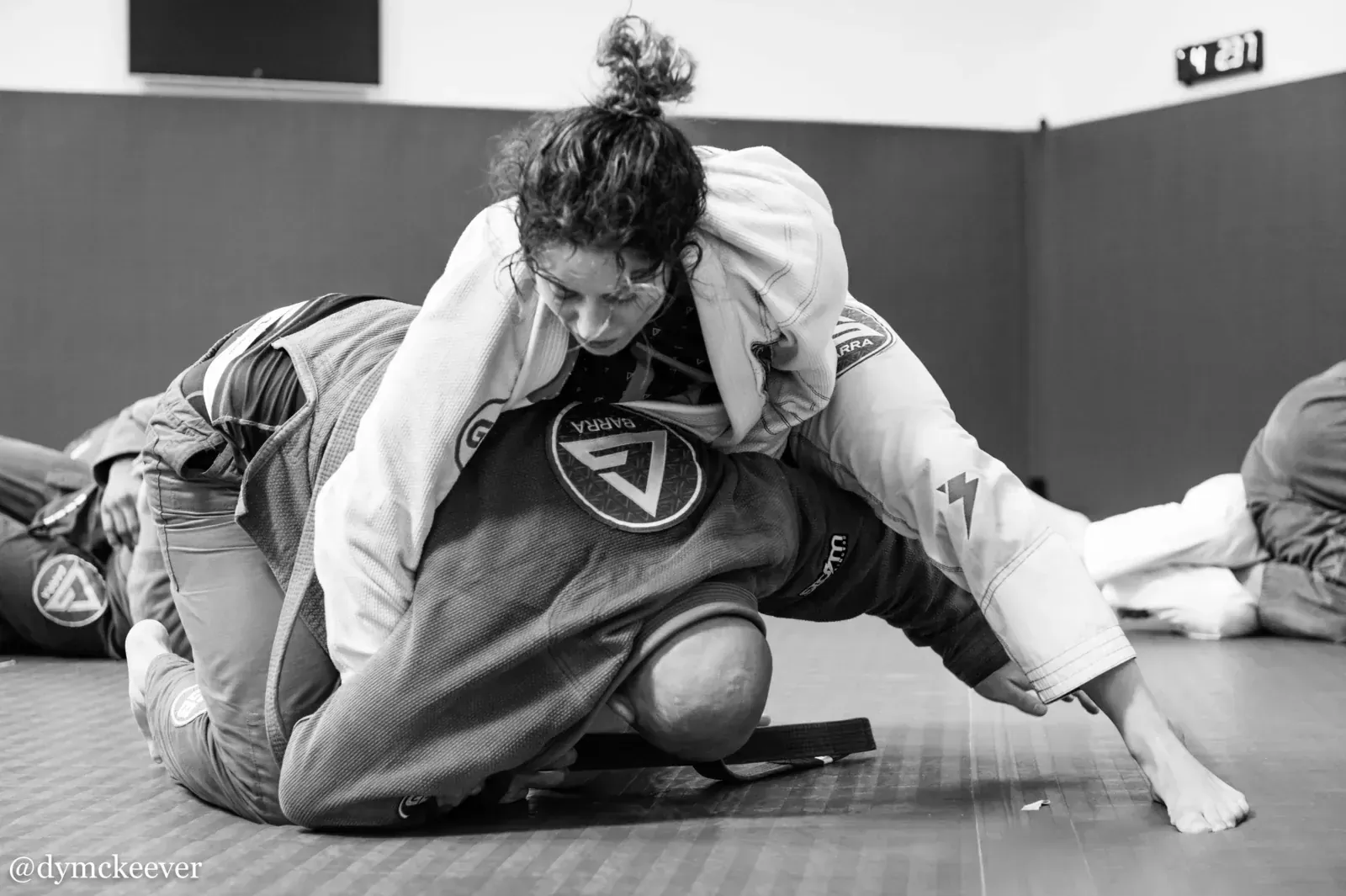 Profesor demostrando una técnica de Jiu-Jitsu durante clase de adultos