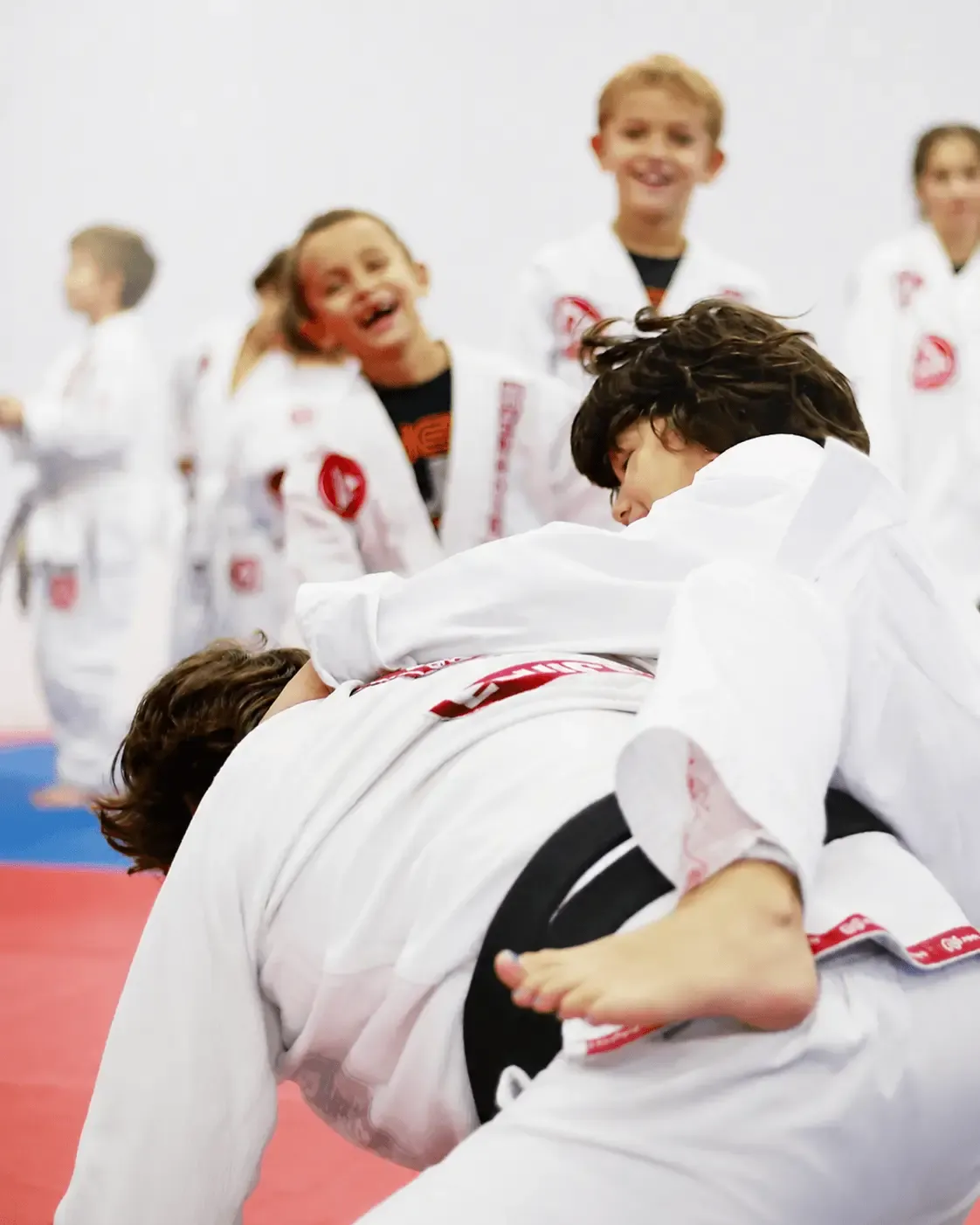 Niños alineados al final de clase aplaudiendo, Gracie Barra Kids