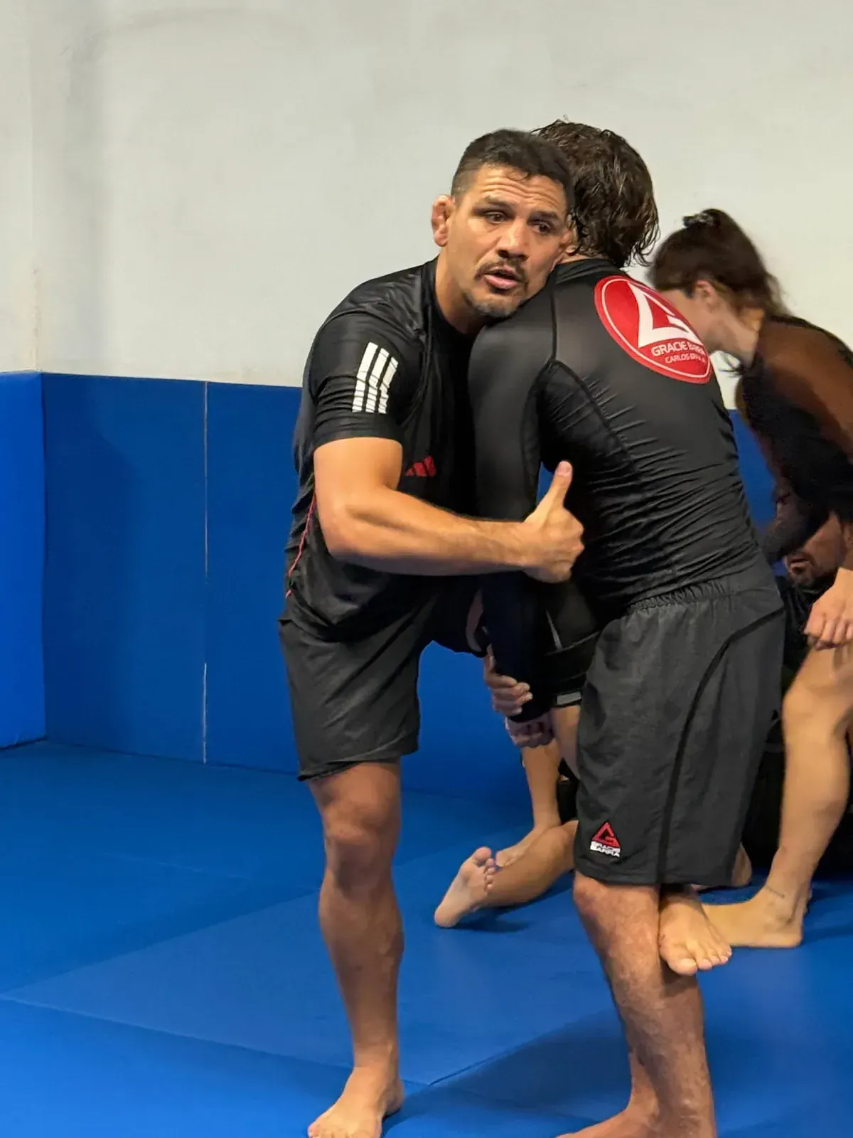 Rafael dos Anjos entrenando en Gracie Barra