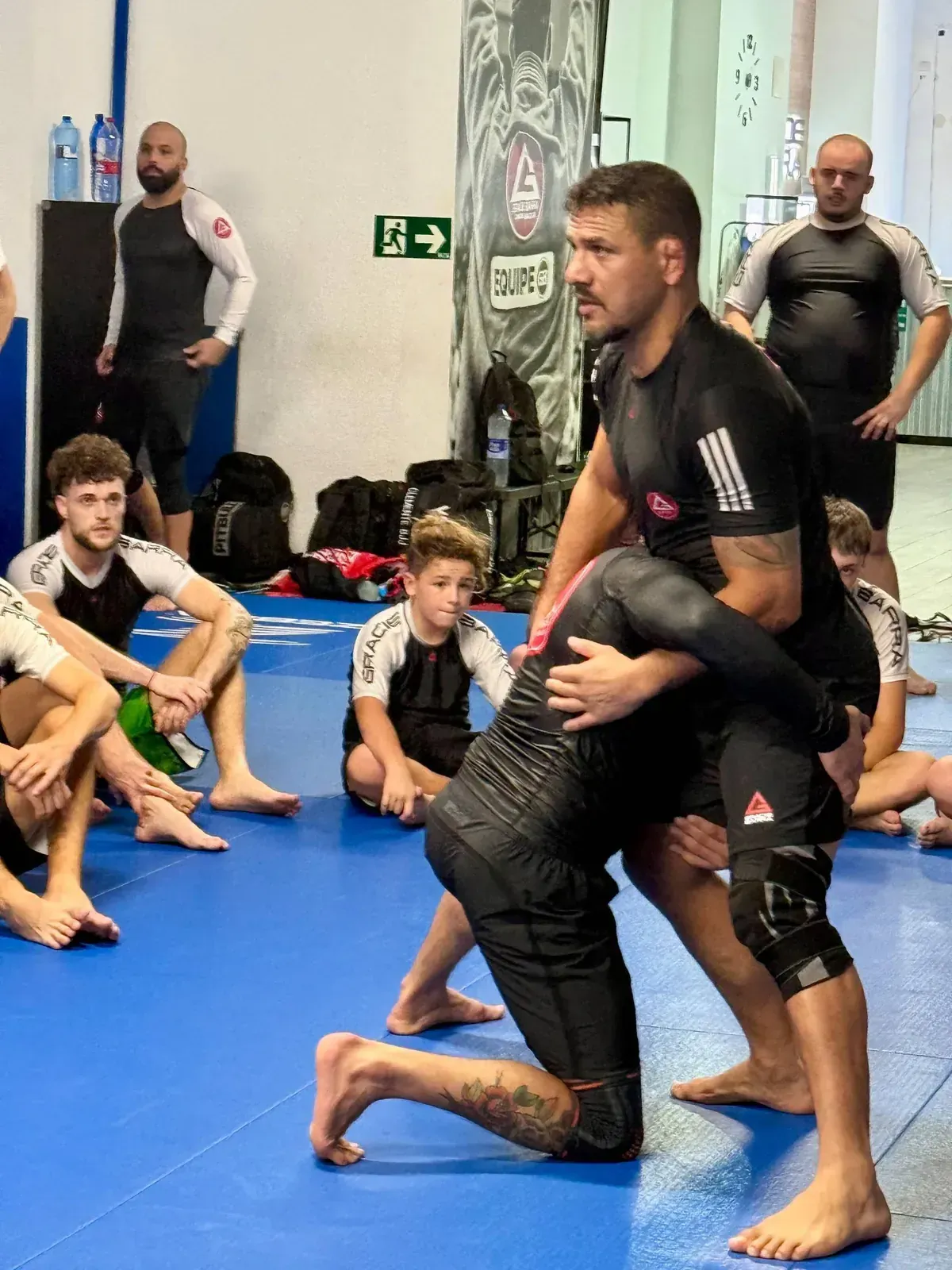 Profesor enseñando a un niño en clase Gracie Barra Kids Benimaclet
